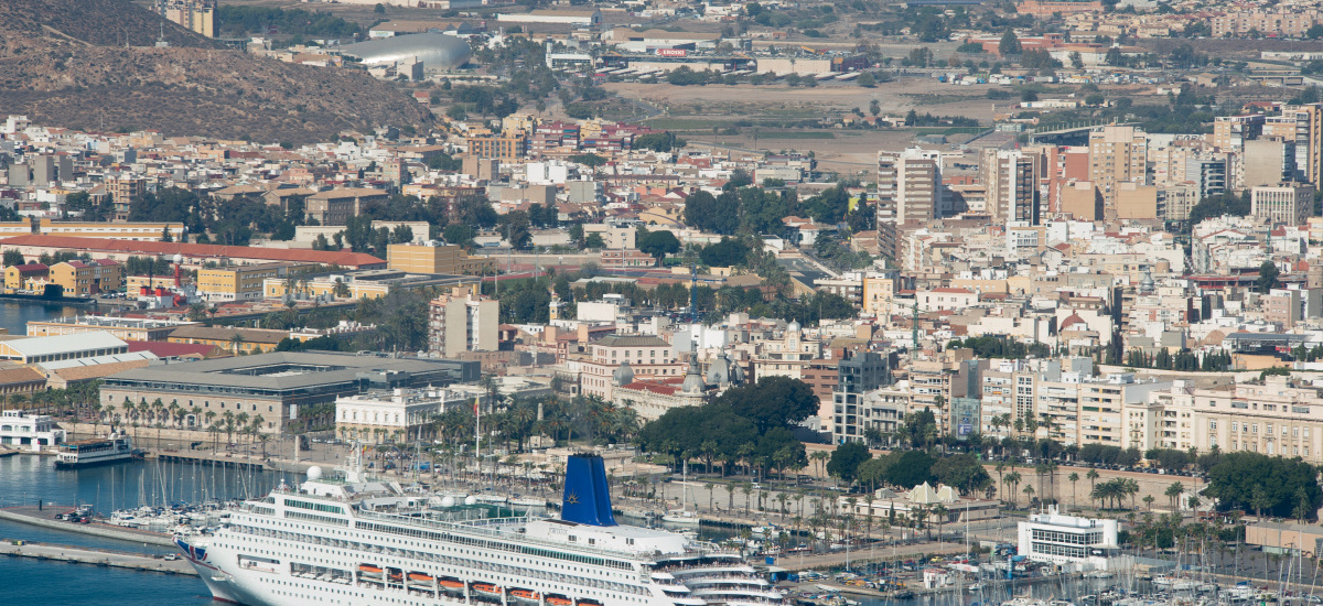 El Puerto de Cartagena conectará los cruceros a la red eléctrica para reducir sus emisiones, como propuso en un TFM una alumna de la UPCT